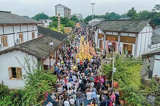 霍姆格伦：亚历山大让队友打得更容易 无球也能吸引防守注意力